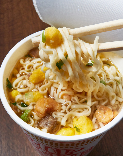 カップヌードル カップ麺 インスタントラーメン のシズル フォトグラファーから見た インスタント麺のフード 料理撮影 フォトグラファー 広告写真の撮り方 スタジオ玄