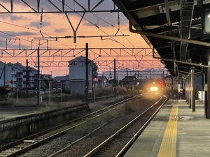 ふるさとからの帰り道〜ホームにて〜