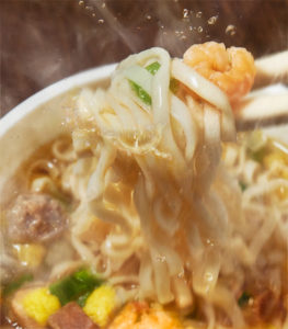 カップヌードル・カップ麺・インスタントラーメンのシズル、フォトグラファーから見た、インスタント麺のフード・料理撮影